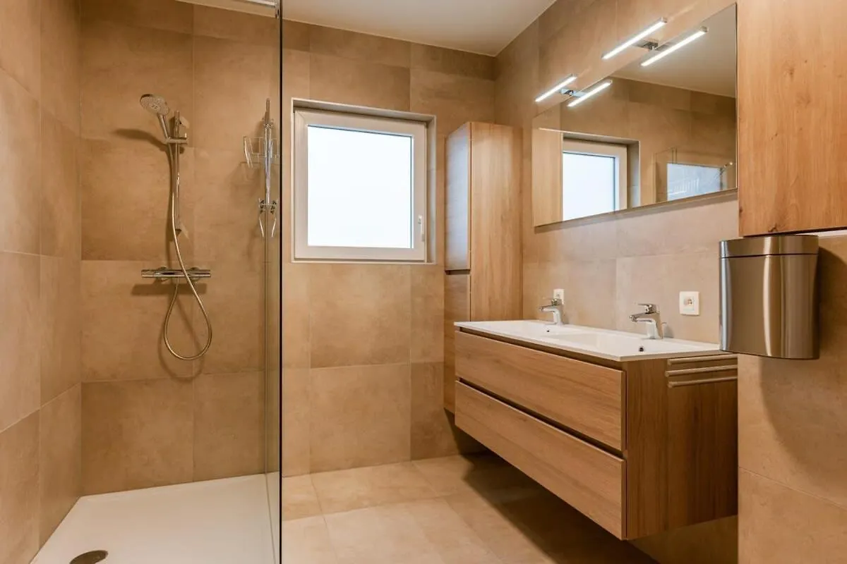 Spacious Getaway Close To The Beach And Airport Villa Ostend